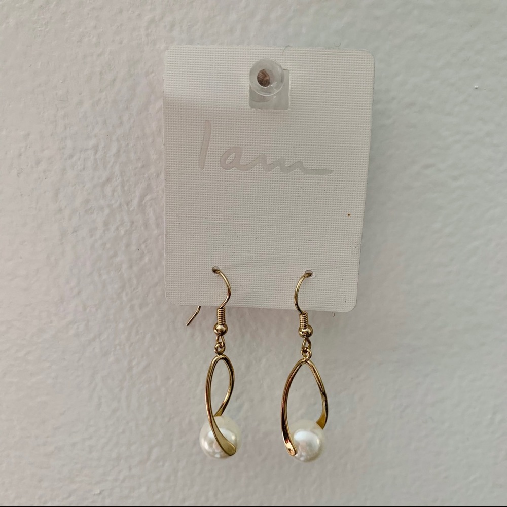 🎀 Pearl Dangle Earrings - Picture 2 of 4
